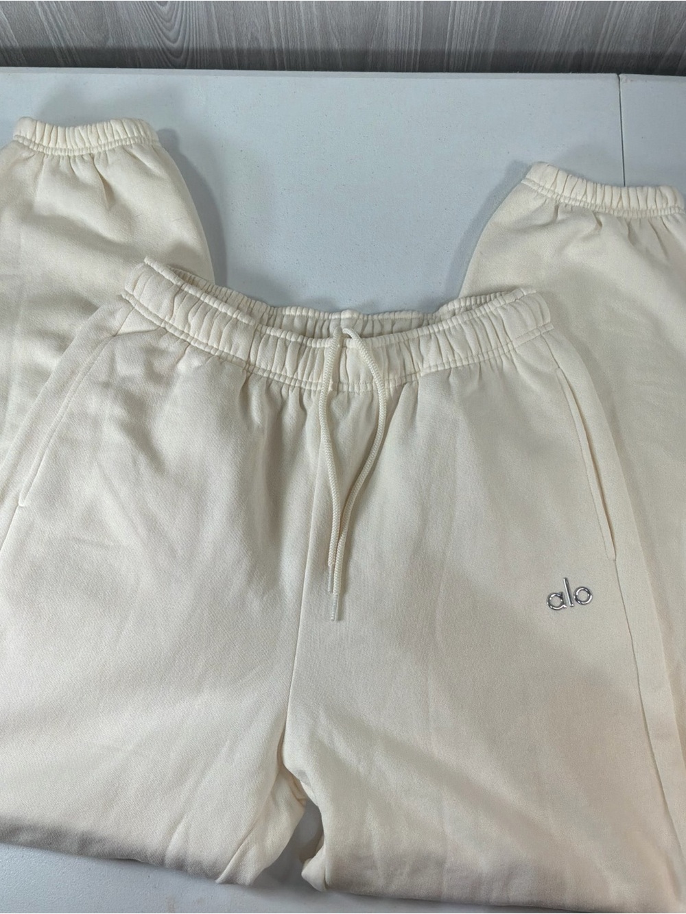ALO Yoga Accolade Sweatpant Joggers Ivory Oversized Baggy Size Medium Athleisure - Picture 4 of 8